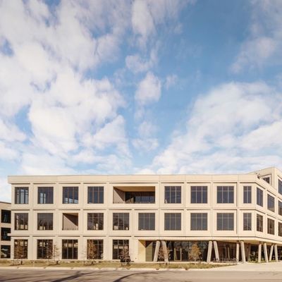 Prefabrykowana komercyjna konstrukcja stalowa Budynek biurowy Wiatroszczelna szeroka rozpiętość ISO9001