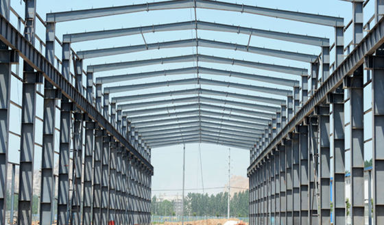 Walcowany na gorąco / spawany prefabrykowany stalowy magazyn o przekroju H z dźwigiem 3-20T