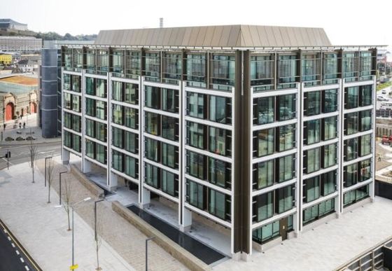 Biuro Galwanizowany prefabrykowany budynek stalowy z nachylonym dachem i betonowym fundamentem