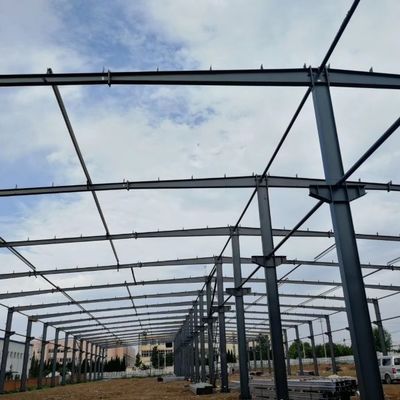 Praca nad prefabrykowanymi konstrukcjami stalowymi
