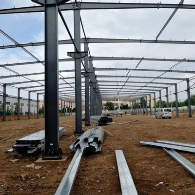 Praca nad prefabrykowanymi konstrukcjami stalowymi