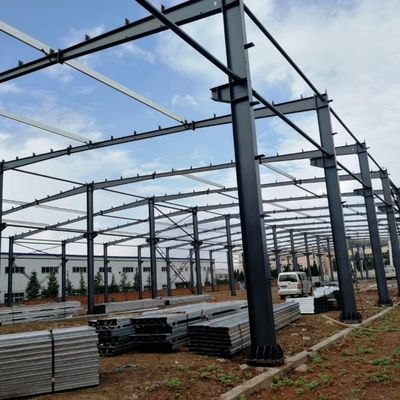 Praca nad prefabrykowanymi konstrukcjami stalowymi