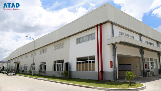 Duży, prefabrykowany biurowiec ze stalową konstrukcją, dachem dwuspadowym i betonowym fundamentem